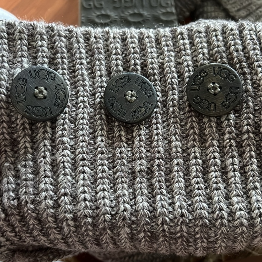 Grey sweater ugg boots - Picture 6 of 6